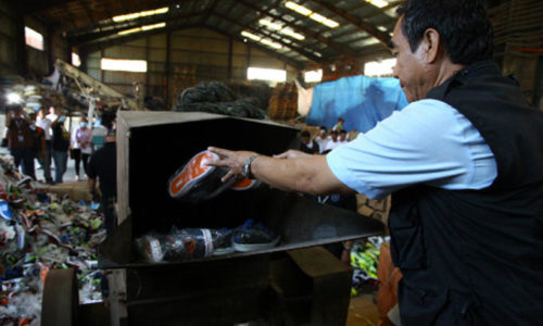 На Филиппинах уничтожили кроссовки Nike, Adidas, Converse, Sketchers, Lacoste, Vans, на сумму в 1 миллион долларов