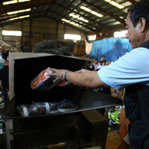 На Филиппинах уничтожили кроссовки Nike, Adidas, Converse, Sketchers, Lacoste, Vans, на сумму в 1 миллион долларов