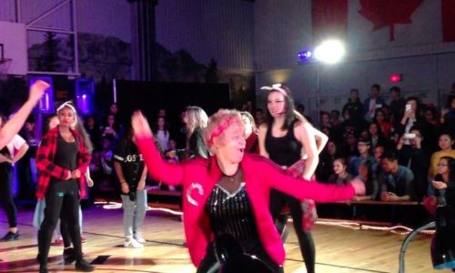 60-летняя учительница танцует хип-хоп