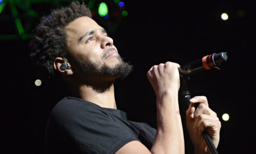 J Cole во время концерта в San Diego получил телефоном в лицо, но не растерялся. Видео