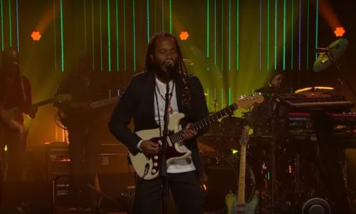 Ziggy Marley исполняет трек -Weekend’s Long- в программе Late Late Show