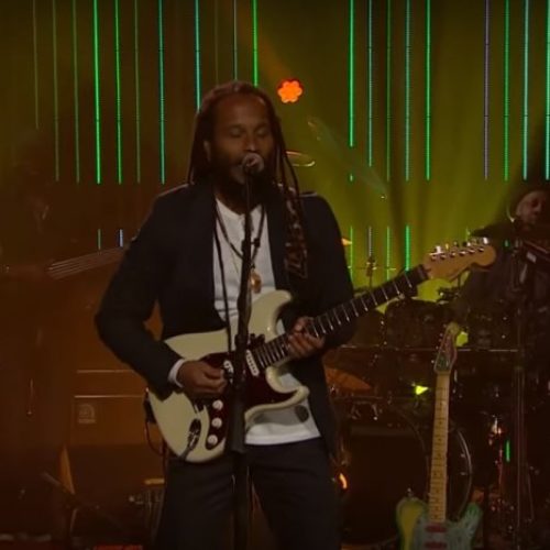 Ziggy Marley исполняет трек -Weekend’s Long- в программе Late Late Show