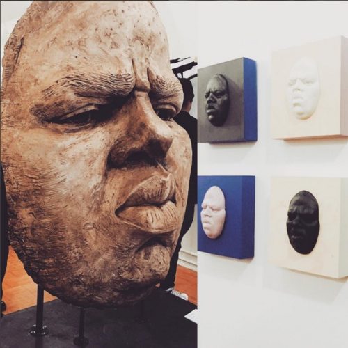 Для выставки в Нью-Йорке вылепили большую голову Notorious B.I.G.