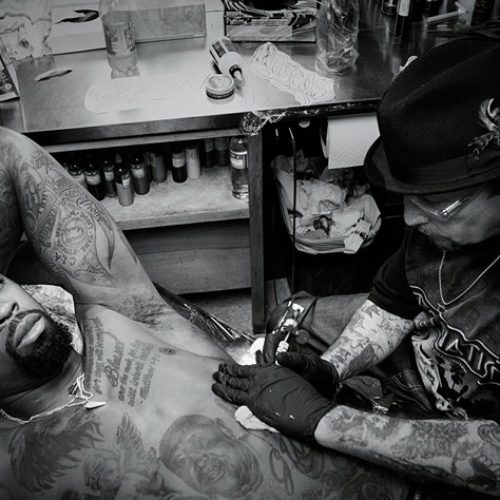 Легендарный татуировщик Freddy Negrete из Восточного L.A. рассказал о том как бандитские чикано татуировки эволюционировали в его любимую форму искусства