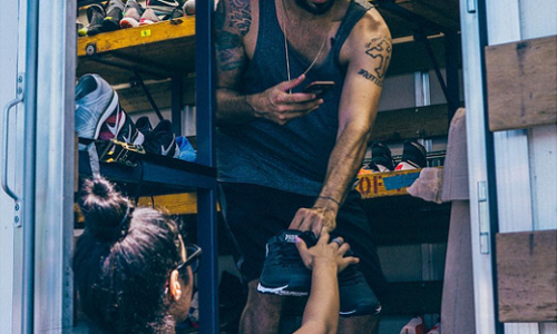 Коллекционеры кроссовок пожертвовали для бездомных 7000 пар редкой обуви